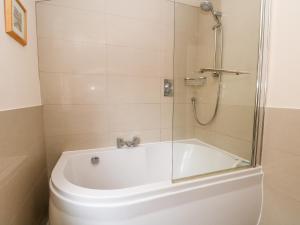 łazienka z wanną, prysznicem i toaletą w obiekcie Chapel Cottage w mieście Tarporley +17 zdjęć