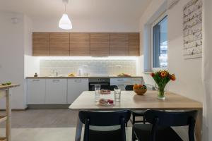 Kuchyňa alebo kuchynka v ubytovaní P&O Serviced Apartments Group Komputerowa