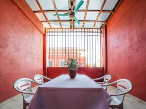 una mesa con una maceta en una habitación en Hotel Zadapi, en Oaxaca City