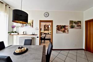 A kitchen or kitchenette at Modern apartment halfway between Milan and Como