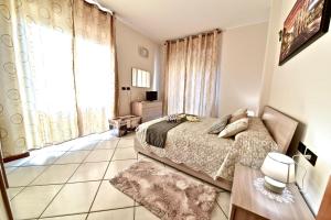 A bed or beds in a room at Modern apartment halfway between Milan and Como