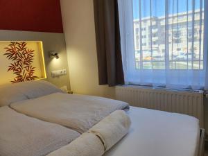 A bed or beds in a room at gyorapartman-TOP