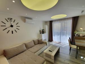 A seating area at gyorapartman-TOP