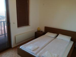Postel nebo postele na pokoji v ubytování Grand Monastery Apart-Hotel