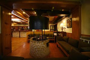 Ο χώρος του lounge ή του μπαρ στο The Lapsi Tree