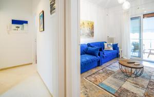 - un salon avec un canapé bleu et une table dans l'établissement Unique apartment in Glyfada center, à Athènes