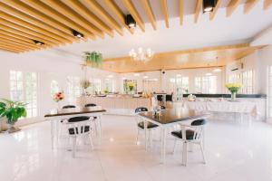 Kuchyň nebo kuchyňský kout v ubytování Royal Princess City Lamphun Hotel