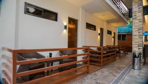 Posezení v ubytování Amigos Dauin Hostel