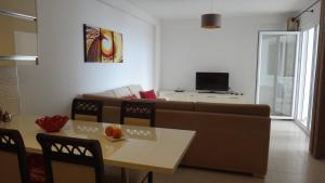 - un salon avec un canapé et une table dans l'établissement Apartments in White Residence, à Saranda