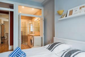 um quarto com uma cama branca e uma casa de banho em DIFY Universités - Bord du Rhône em Lyon