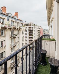 uma varanda com vista para alguns edifícios em DIFY Universités - Bord du Rhône em Lyon