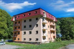 budynek z czerwonym dachem na górze w obiekcie Apartmán Horní Lipová w mieście Ober Lindewiese