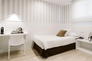 A bed or beds in a room at Hotel Abando