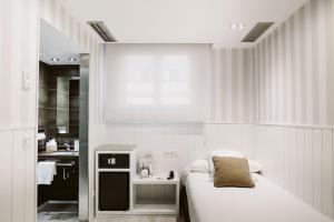 A kitchen or kitchenette at Hotel Abando Még 19 kép