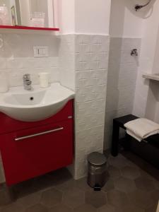 een badkamer met een wastafel en een rode kast bij B&B A spasso per Torino in Turijn