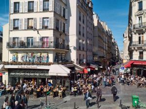 パリにある40-Flat Paris Eiffelの賑やかな街並みを歩く人々