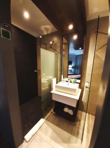 La salle de bains est pourvue d'un lavabo et d'une douche. dans l'établissement Palm Swift Luxury Accommodation, à Brits