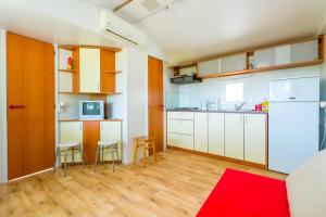 Dapur atau dapur kecil di Holiday Home Garden
