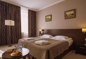 Postel nebo postele na pokoji v ubytování Vedensky Hotel