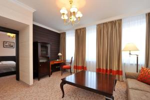 Postel nebo postele na pokoji v ubytování Vedensky Hotel