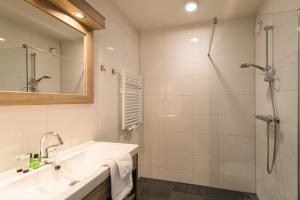 Een badkamer bij Hotel Nes