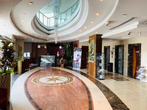 un vestíbulo con reloj en el piso de un edificio en Musherib Hotel, en Doha