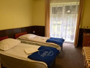 Llit o llits en una habitació de OWR Relax - Hostel położony blisko atrakcji turystycznych