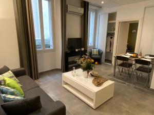 uma sala de estar com um sofá e uma mesa em Cannes City Suites em Cannes
