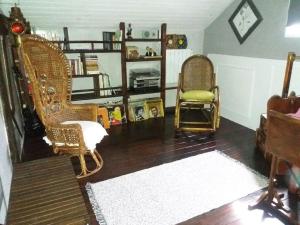 uma sala de estar com duas cadeiras e uma mesa em Chez les Dom’s em Sainte-Cécile
