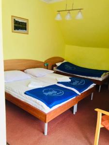Posteľ alebo postele v izbe v ubytovaní OWR Relax - Hostel położony blisko atrakcji turystycznych