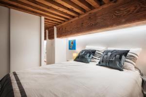 リヨンにあるDIFY Bear & Co - Hotel de Villeのベッドルーム1室(大きな白いベッド1台、枕2つ付)