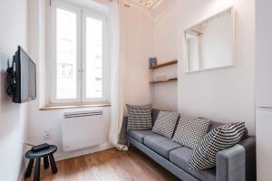 ein Wohnzimmer mit einem Sofa und einem Fenster in der Unterkunft DIFY Suchet - Confluence / Perrache in Lyon