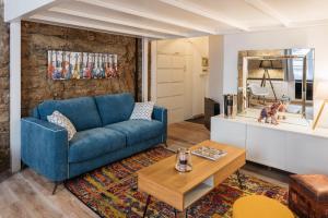 リヨンにあるDIFY Bear & Co - Hotel de Villeのリビングルーム(青いソファ、テーブル付)