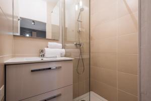 La salle de bains est pourvue d'une douche, d'un lavabo et d'un miroir. dans l'établissement DIFY Seguin - Confluence / Perrache, à Lyon