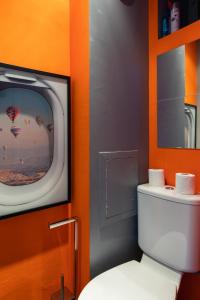 La salle de bains est pourvue de toilettes et d'une télévision. dans l'établissement DIFY Masséna - Brotteaux, à Lyon