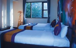 duas camas num quarto de hotel com duas camas sidx sidx em Rest Up Kathmandu Hostel em Catmandu