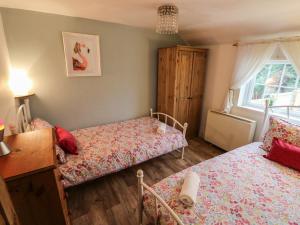 sypialnia z 2 łóżkami i oknem w obiekcie Wee Cot w mieście Sandown