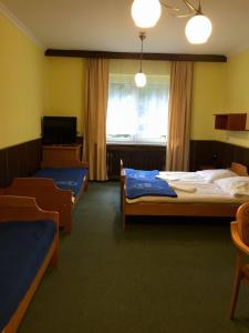 Llit o llits en una habitació de OWR Relax - Hostel położony blisko atrakcji turystycznych