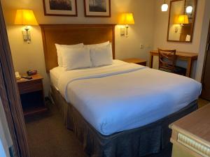 En eller flere senge i et værelse på Candlewood Suites Jonesboro, an IHG Hotel