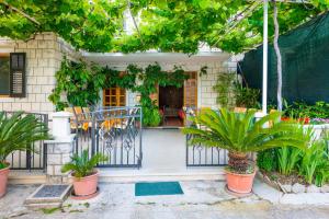 a house with plants in front of a gate at Villa Kukuljica in Zaton