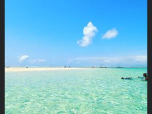 ディアニ・ビーチにあるVilla Shaantiの海水浴の集団