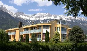 un edificio con montagne innevate sullo sfondo di Wohnen in Innsbruck a Innsbruck