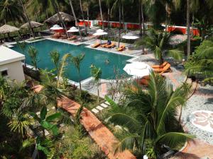 Green Hill Resort and Spa في موي ني: اطلالة علوية على مسبح مع كراسي ومظلات