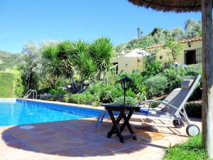 拉霍亞的住宿－Belvilla by OYO Finca las Chozas，游泳池旁的椅子和桌子