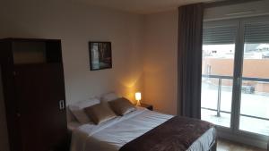 マルセイユにあるレジデンス プロバンスのベッドルーム1室(ベッド1台、大きな窓付)
