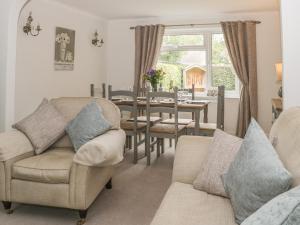 a living room with a dining room table and chairs at Humble Bee Cottage in Great Driffield