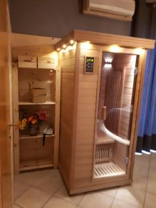 um pequeno quarto com sauna numa casa em Thairè Resort em Castel Volturno