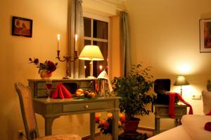 uma sala de estar com uma secretária e um espelho em Hammers Landhotel GmbH em Teltow