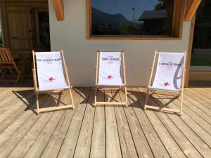 kilka krzeseł siedzących na tarasie w obiekcie Prestigious Chalet w mieście Saint-Gervais-les-Bains
