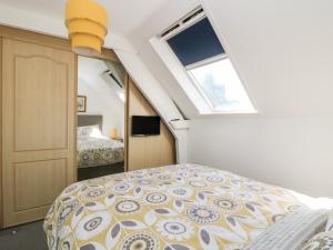 sypialnia z łóżkiem i świetlikiem w obiekcie 2 Rodgers Mews w mieście Malton